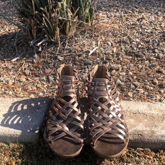 NWOT Tommy Bahama Sandals with back zipper. Nice Bronzy Dark Brown color. Size 8 - Picture 9 of 10
